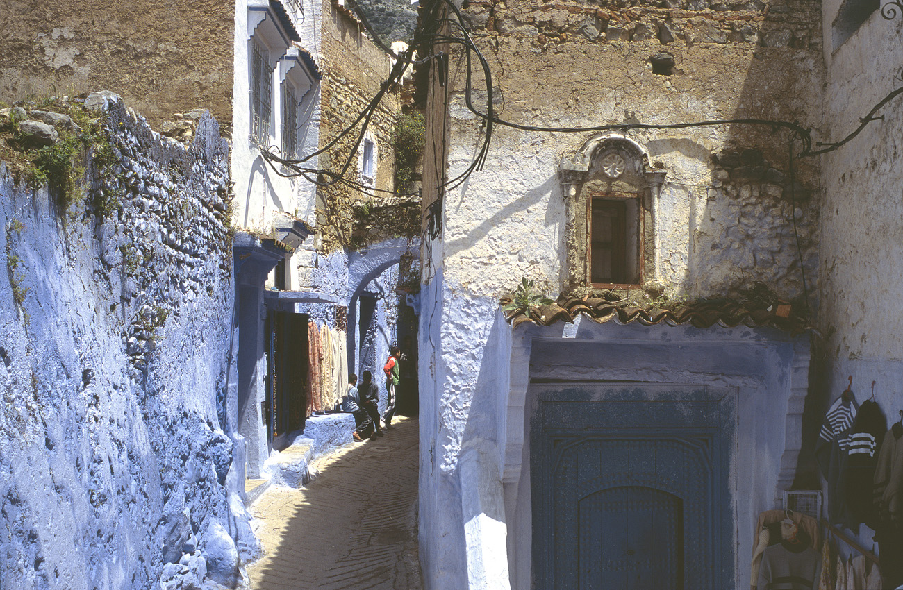 mar02_04_07 chefchaouen bleu et ocre.jpg - Rif, mai-2002  Chefchaouen  Provia 100 F